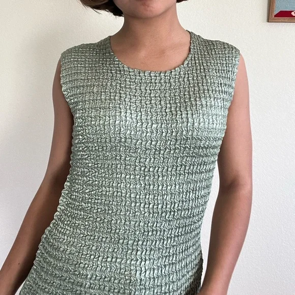 Green Ruffled Top - Picture 5 of 6